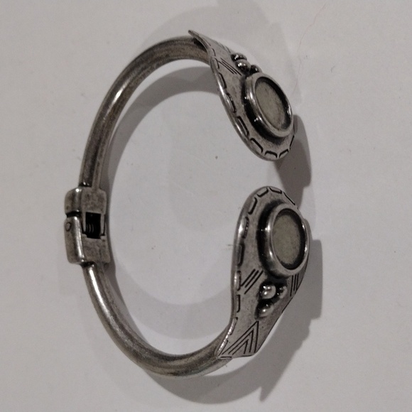 Elegant Silver tone Design Chunky Cuff Bracelet - Women's Fashion Jewelry - Picture 4 of 7